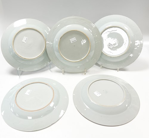 Lot 27 - A set of three Chinese imari porcelain dinner plates, Chen Lung