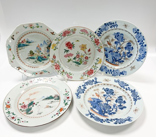 Lot 19 - A pair of Chinese blue and white export dinner plates, circa 1750