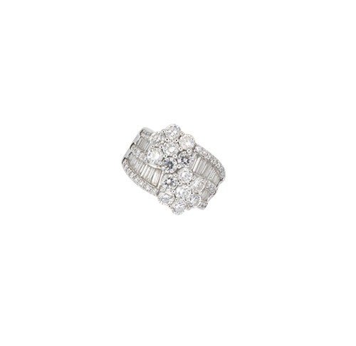 Lot 116 - A diamond set double cluster ring