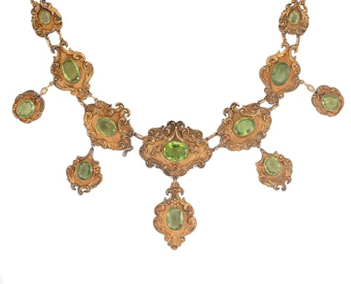 Lot 93 - A peridot fringe style necklace