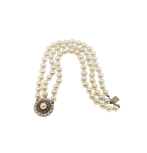 Lot 81 - A cultured pearl bracelet