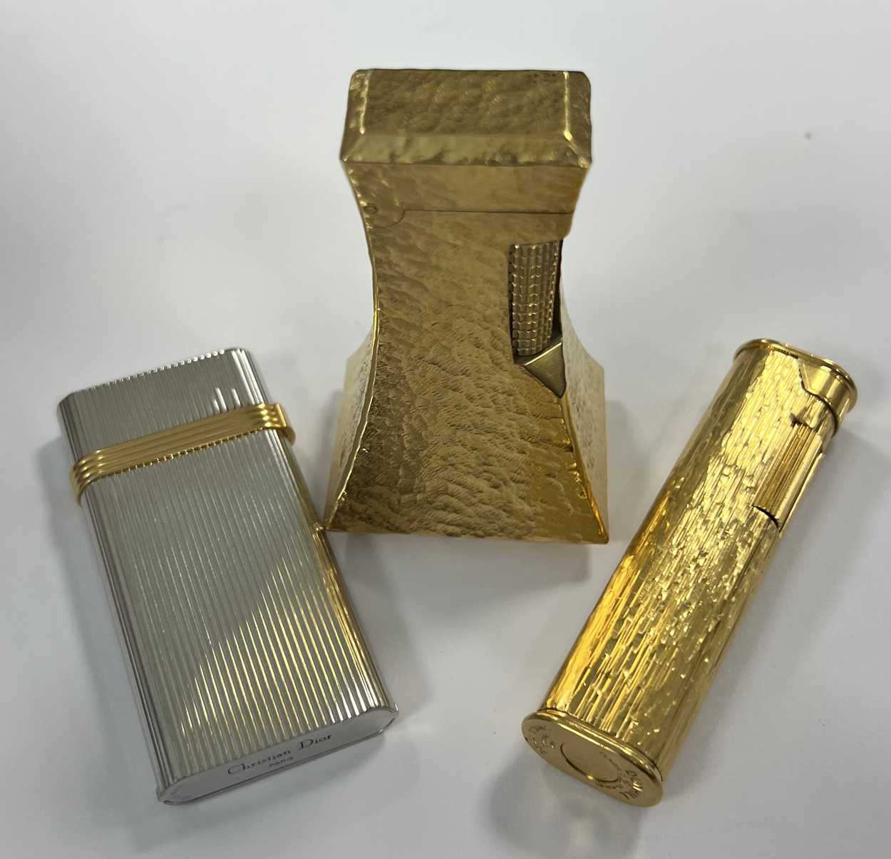 Lot 298 - A Dunhill 'Wheatsheaf rollagas' table lighter,...