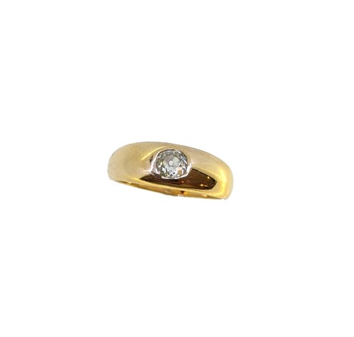 Lot 134 - A 9ct gold diamond set ring