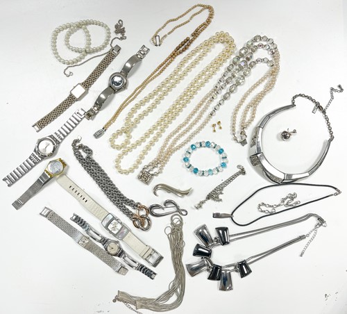 Lot 324 - A collection of costume jewellery and fashion...