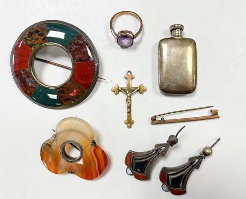 Lot 333 - A large quantity of costume jewellery...