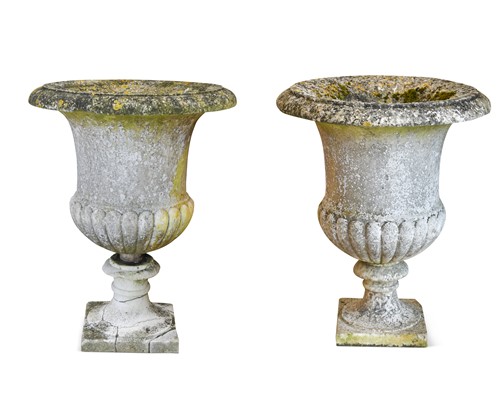 Lot 816 - A pair of marble garden urns