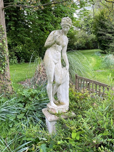 Lot 822 - A reconstituted stone classical style statue of Venus, late 20th century