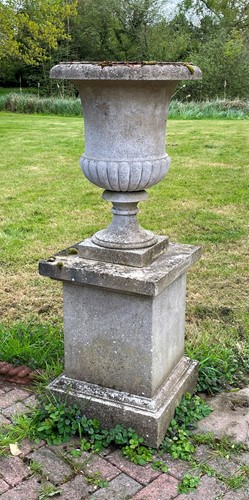 Lot 827 - A reconstituted stone garden urn, late 20th century