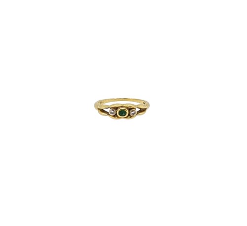 Lot 97 - An emerald and diamond three stone ring