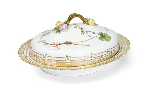 Lot 171 - A Royal Copenhagen Flora Danica serving dish and cover