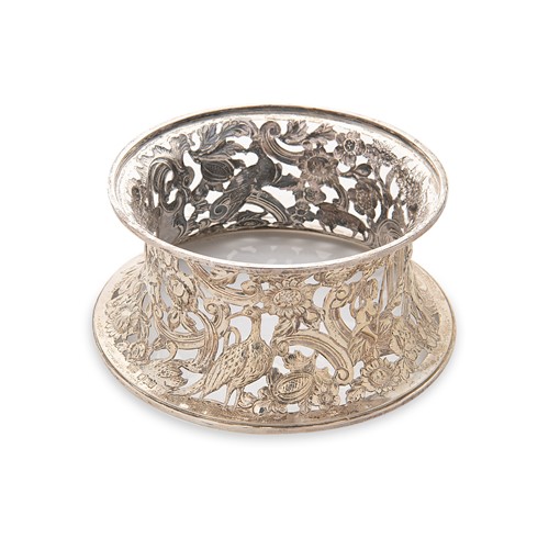 Lot 412 - A George V silver dish ring