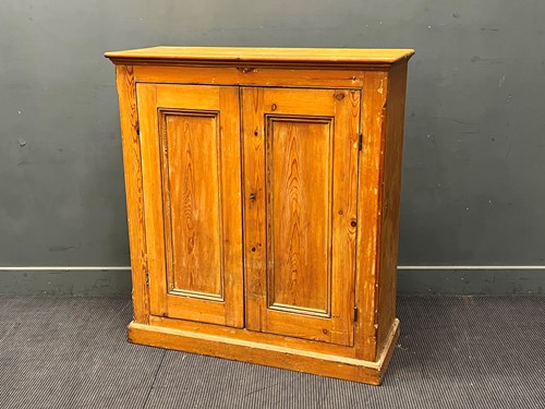 Lot 552 - A Victorian pine cupboard, with two panelled...