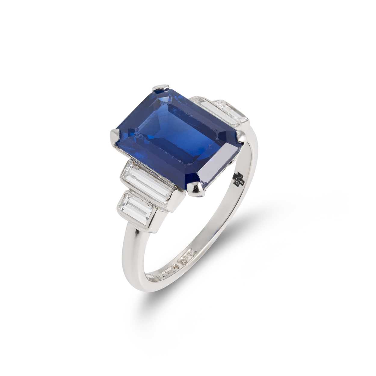 Lot 171 - A Kashmir sapphire and diamond ring