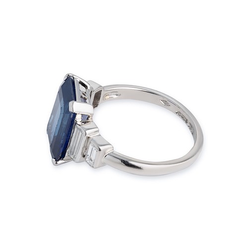 Lot 171 - A Kashmir sapphire and diamond ring