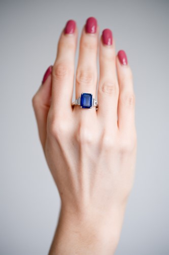 Lot 171 - A Kashmir sapphire and diamond ring