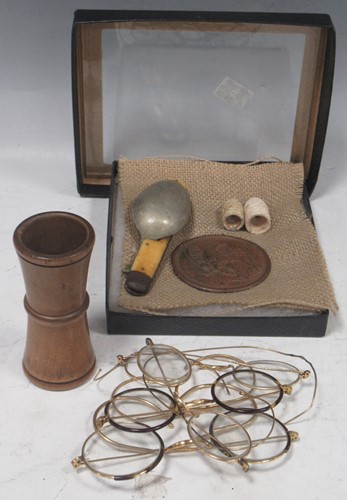 Lot 186 - A group of collectibles, to include a metal...