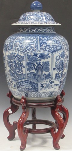 Lot 149 - A large Chinese blue and white jar and cover,...