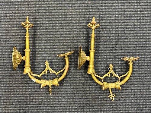 Lot 683 - A pair of brass fixed arm wall lights in the...