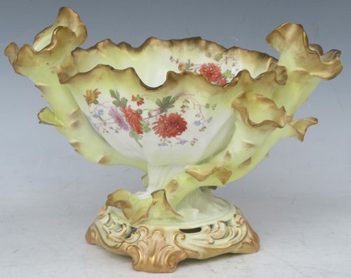 Lot 9 - A Moore Brothers blush ivory centrepiece, 16cm