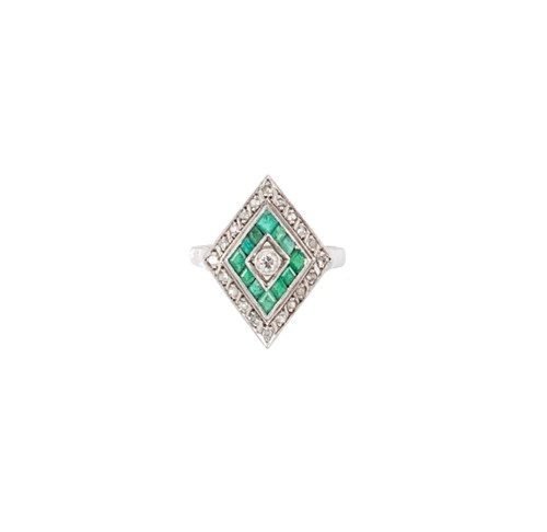 Lot 98 - An Art Deco emerald and diamond ring