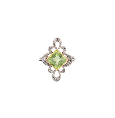 Lot 97 - An early 20th century peridot and diamond ring