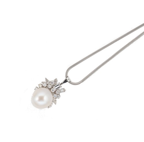 Lot 122 - A South Sea cultured pearl and diamond pendant and chain