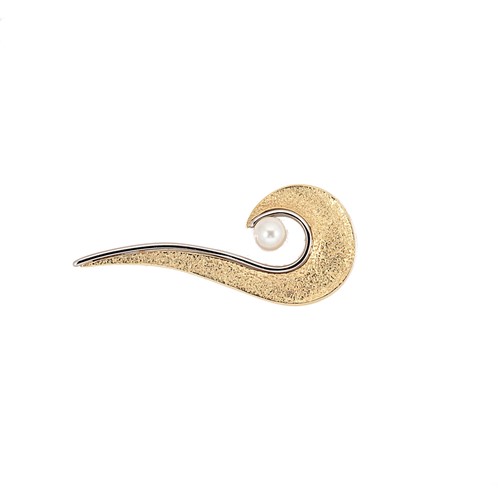 Lot 28 - An 18ct two colour gold pearl brooch