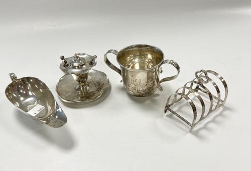 Lot 190 - A small collection of silverware including...