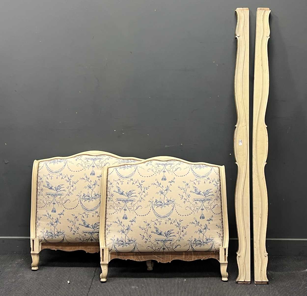 Lot 358 - A Louis XV style white painted day bed