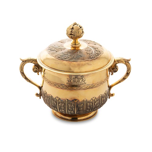 Lot 410 - A George V silver gilt two handled porringer and cover