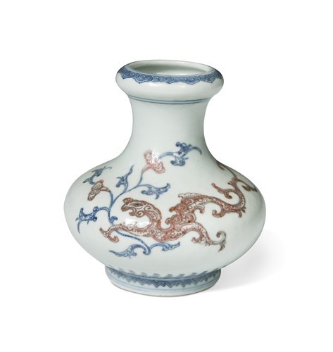 Lot 20 - A Chinese blue and red porcelain vase, Qing Dynasty, 18th/19th century