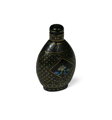 Lot 33 - A Chinese lac burgauté snuff bottle, late Qing Dynasty