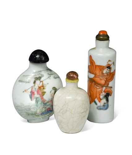 Lot 32 - A Chinese famille rose porcelain snuff bottle, Qing Dynasty, 18th/19th century