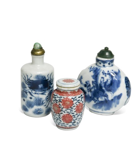 Lot 31 - A Chinese blue and copper red porcelain small snuff bottle and cover, Qing Dynasty 19th century