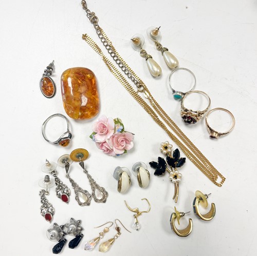 Lot 173 - A selection of costume jewellery, including a...