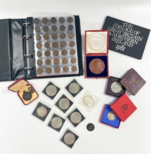 Lot 176 - Coin collection. A folder of farthings, few...