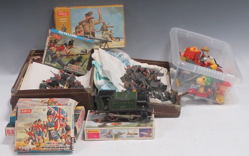 Lot 76 - Model lead soldiers and others, rather...