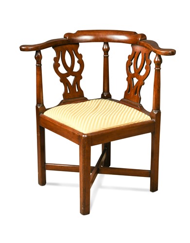 Lot 426 - A George III mahogany corner chair