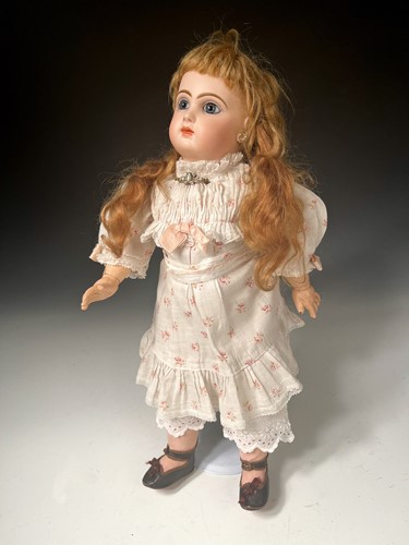 Lot 91 - A Tete Jumeau bisque head Bebe, size 7