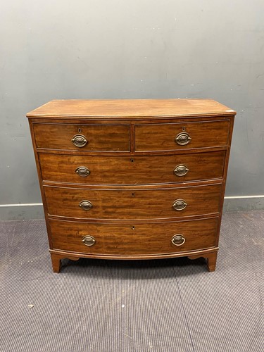 Lot 387 - A Regency bow fronted chest, 104cm x 107cm x 57cm