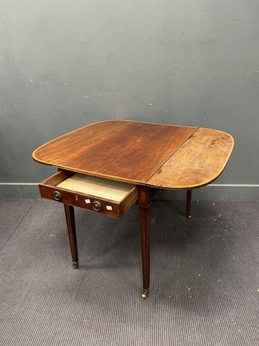 Lot 378 - A Sheraton style pembroke table, 71 x 53 x 89cm