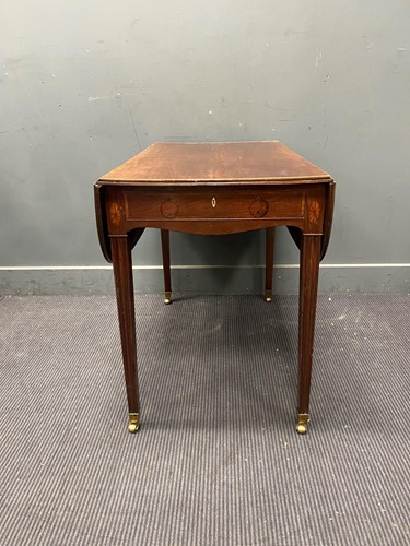 Lot 378 - A Sheraton style pembroke table, 71 x 53 x 89cm