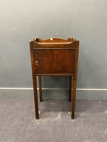Lot 675 - George III mahogany bedside cupboard 79cm x 39....