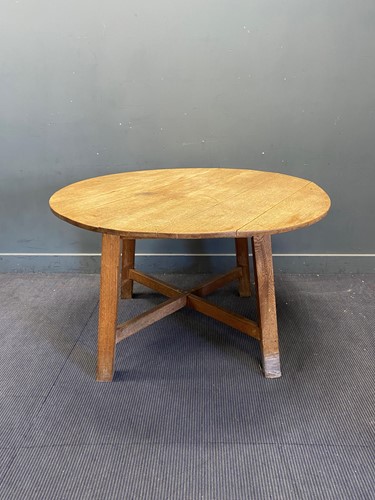 Lot 287 - A Heal's oak 'Letchworth' dining table