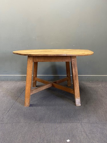 Lot 287 - A Heal's oak 'Letchworth' dining table