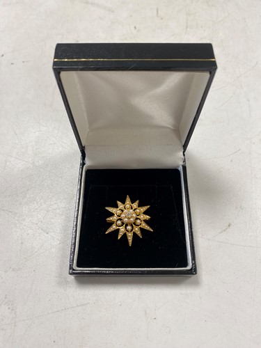Lot 192 - An Edwardian diamond and split pearl star,...