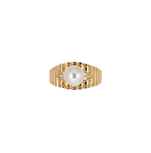 Lot 37 - A pearl and diamond ring