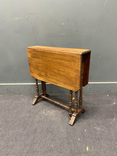 Lot 812 - An Edwardian mahogany Sutherland table with...