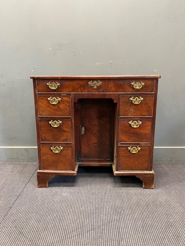 Lot 404 - George III mahogany kneehole desk 78cm x...