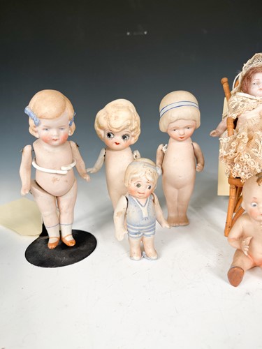 Lot 112 - A group of small Continental character dolls